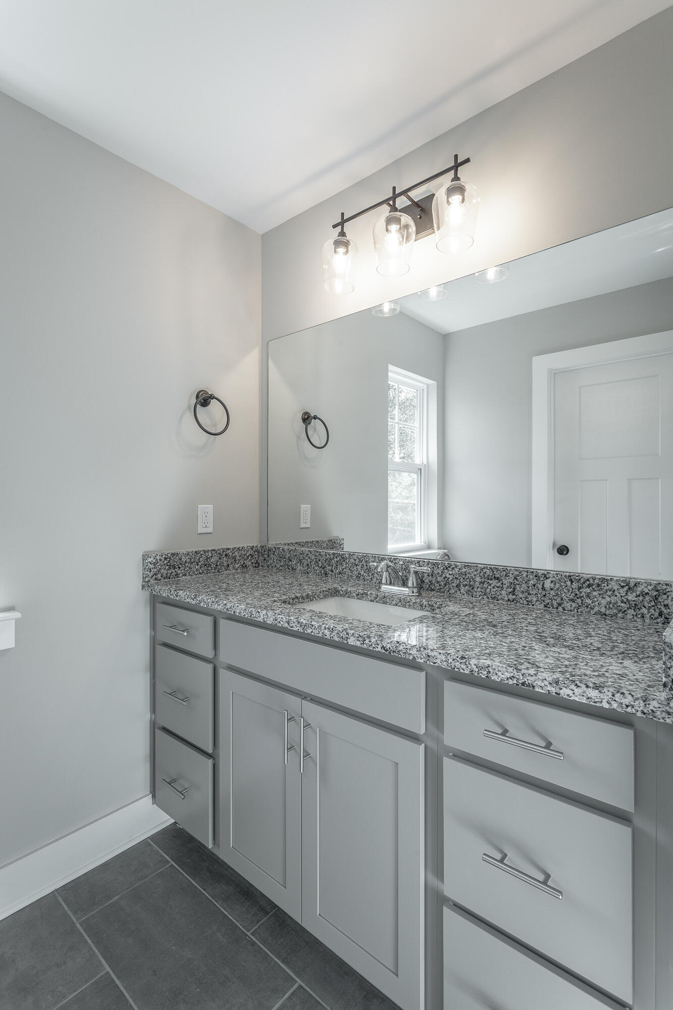 1151 Lullwater Road Chattanooga, TN 37405 - Photo 29 of 46 Guest bathroom