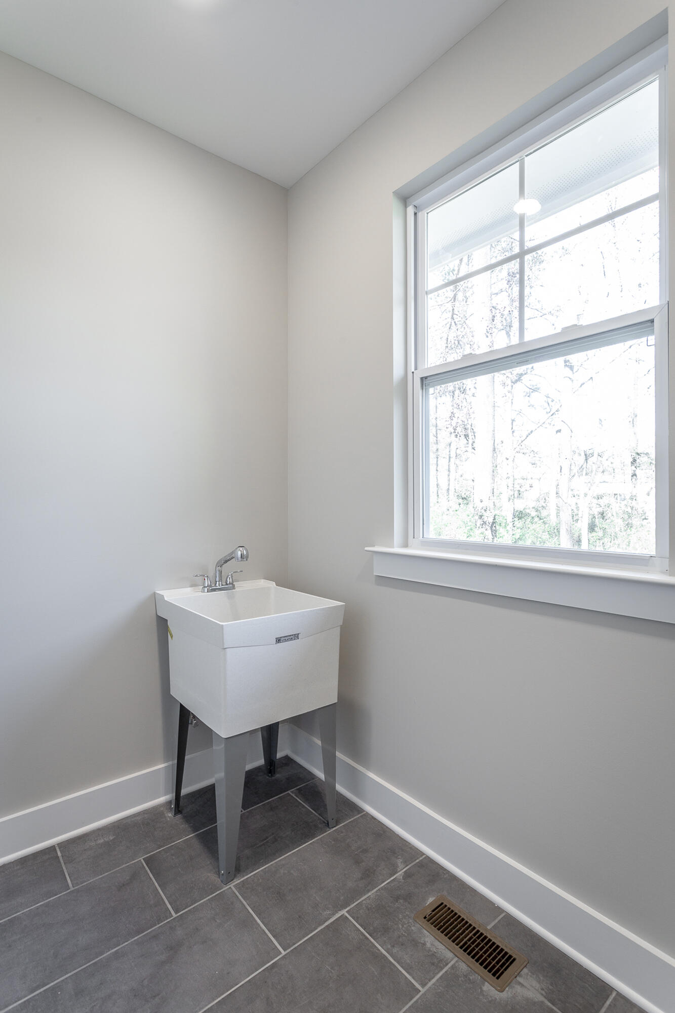 1151 Lullwater Road Chattanooga, TN 37405 - Photo 33 of 46 Laundry room