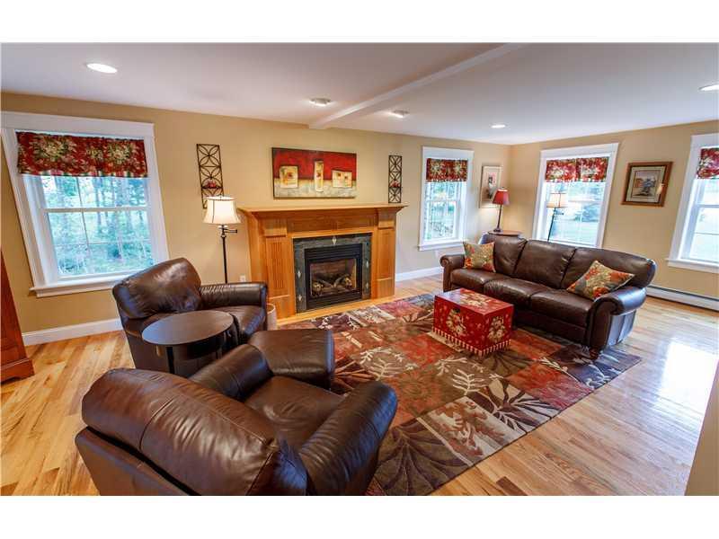 30 Fengler Road Scarborough, ME 04074 - Photo 8 of 27 Living Room.