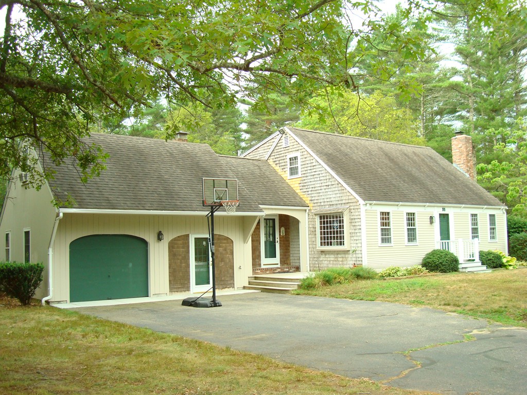 31 Stuart Road Rochester, MA 02770 - Photo 1 of 30 front view of a house with a garden