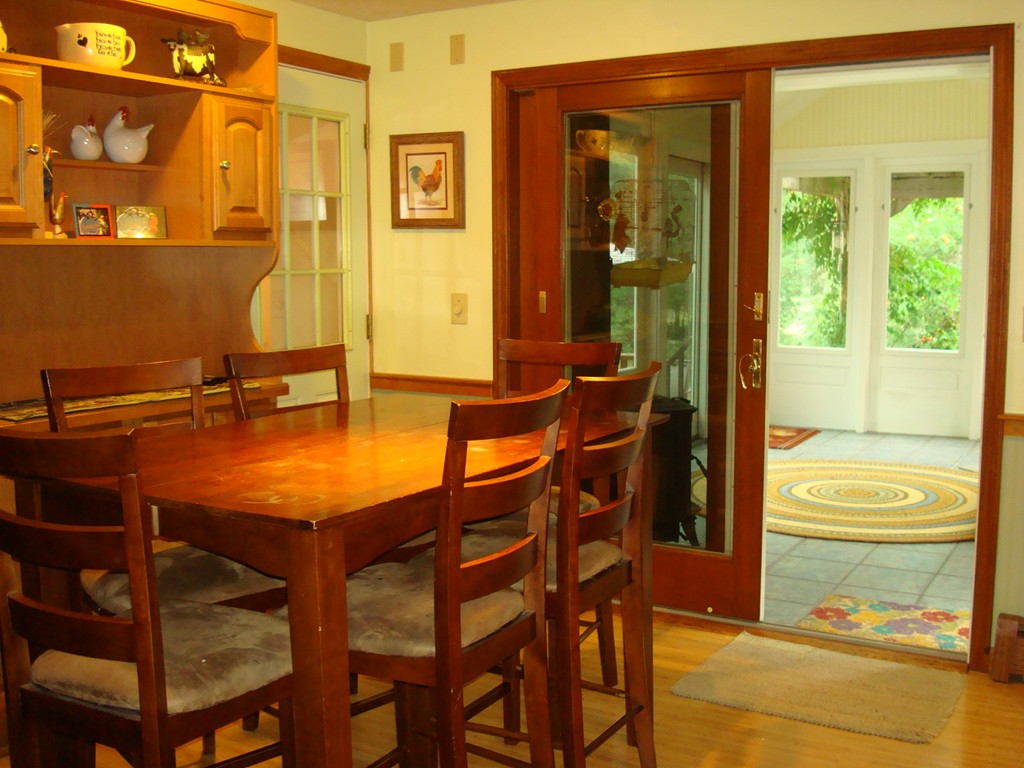 31 Stuart Road Rochester, MA 02770 - Photo 14 of 30 a dining room with a table and chairs