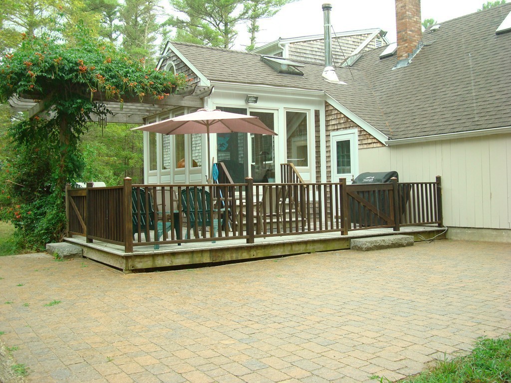 31 Stuart Road Rochester, MA 02770 - Photo 28 of 30 a front view of a house with a garden