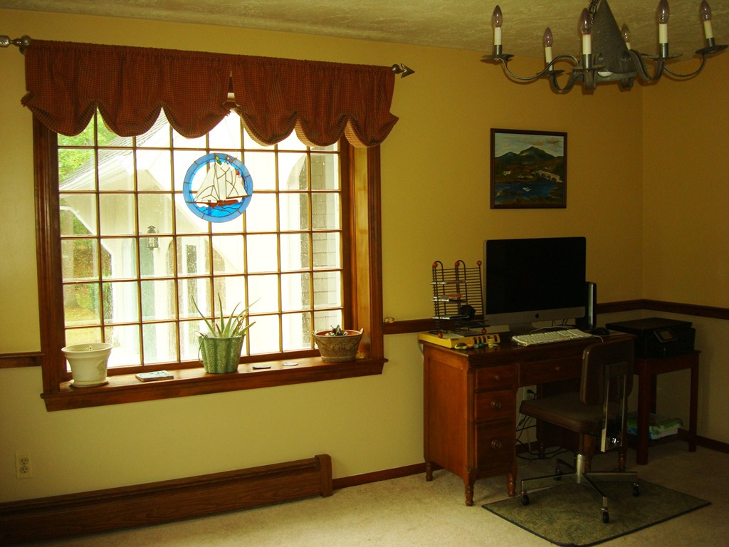 31 Stuart Road Rochester, MA 02770 - Photo 10 of 30 a room with furniture and a window