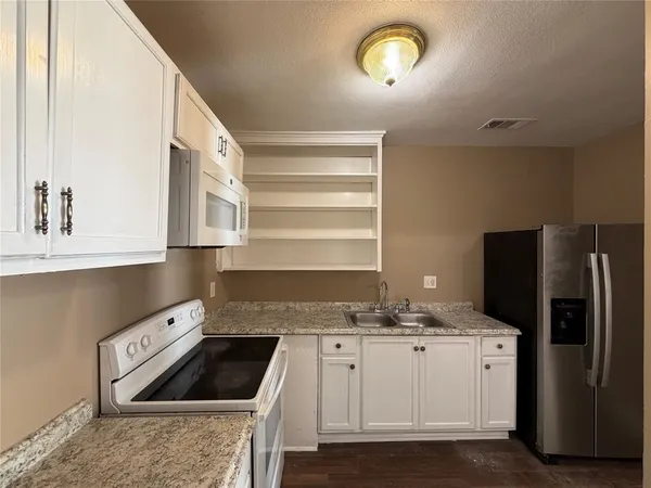 $1,850 | 2829 Falls Drive, Dallas, TX 75211