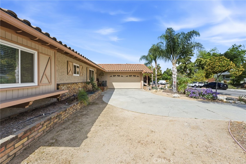 1466 Briarcroft Road Claremont, CA 91711 - Photo 4 of 34 Garage