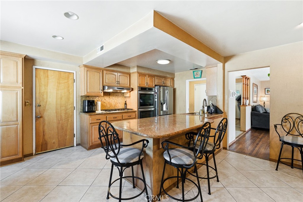 1466 Briarcroft Road Claremont, CA 91711 - Photo 9 of 34 Kitchen/ Bar