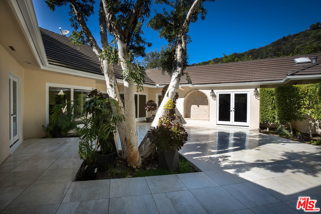 9504 Heather Road Beverly Hills, CA 90210 - Photo 6 of 31