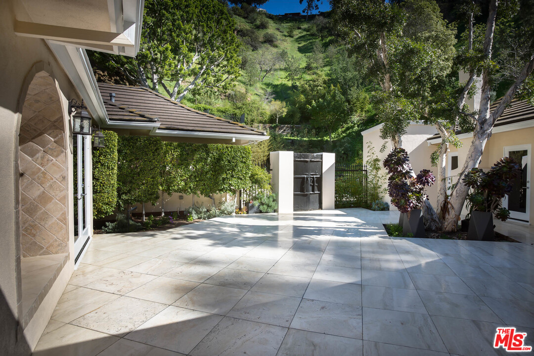 9504 Heather Road Beverly Hills, CA 90210 - Photo 8 of 31
