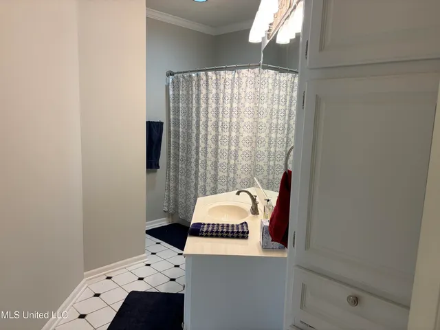 $309,900 | 570 Spring Lake Drive, Pearl, MS 39208