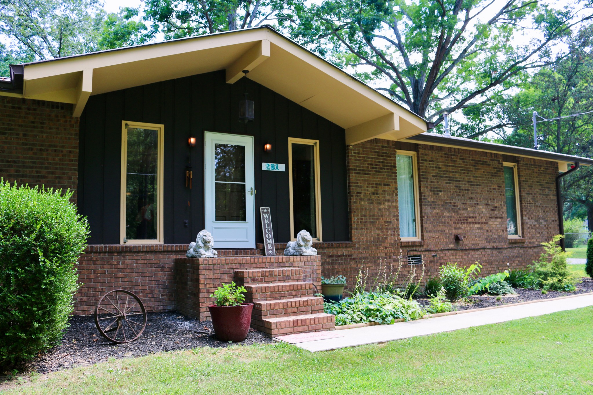 281 Myers Road Winchester, TN 37398 - Photo 2 of 31 a front view of a house with garden