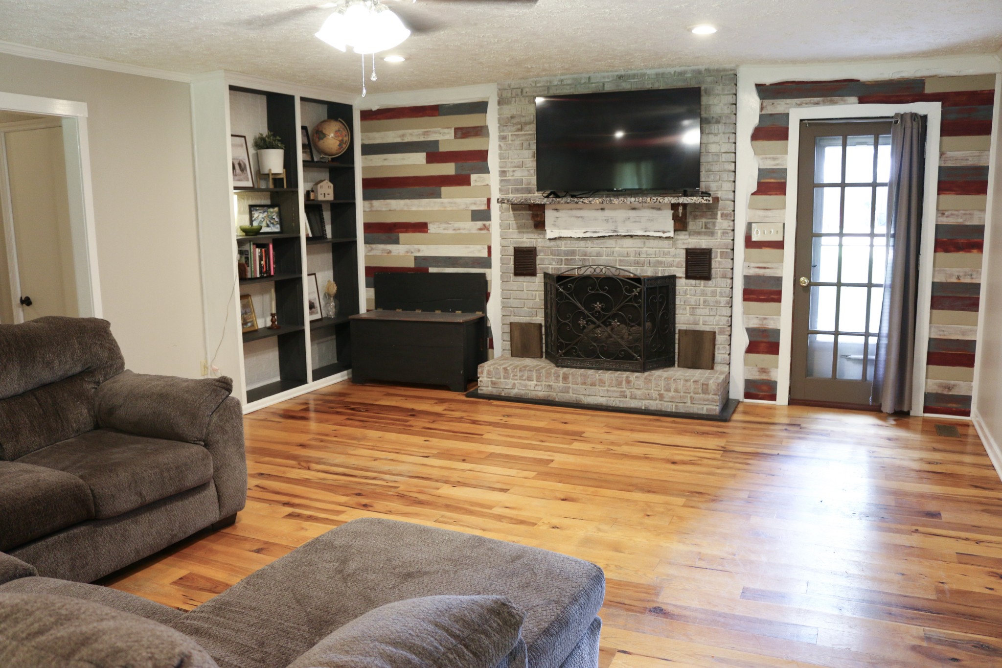 281 Myers Road Winchester, TN 37398 - Photo 3 of 31 a living room with furniture and a flat screen tv