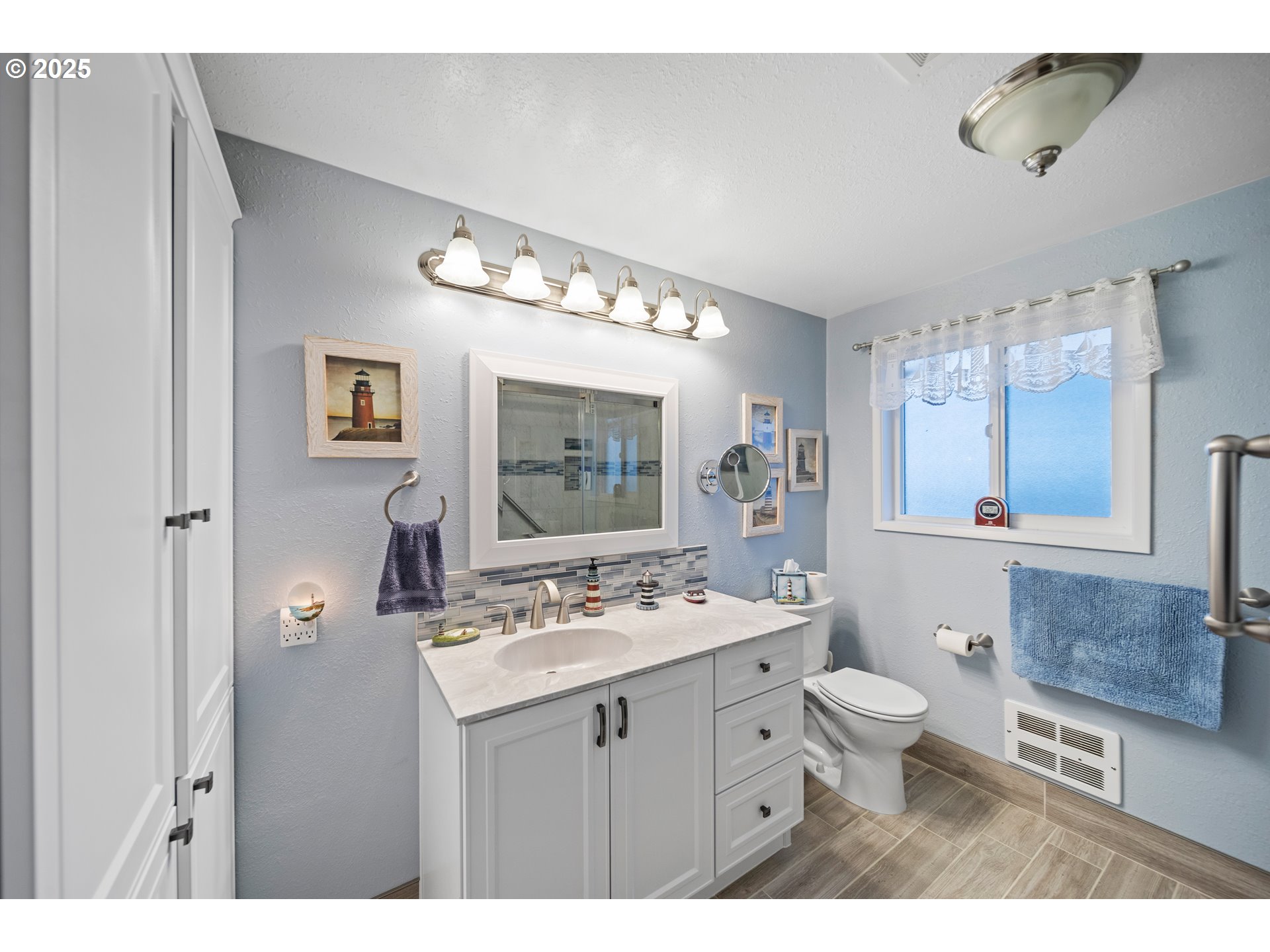 335 Sunset Drive Reedsport, OR 97467 - Photo 15 of 44 Bathroom