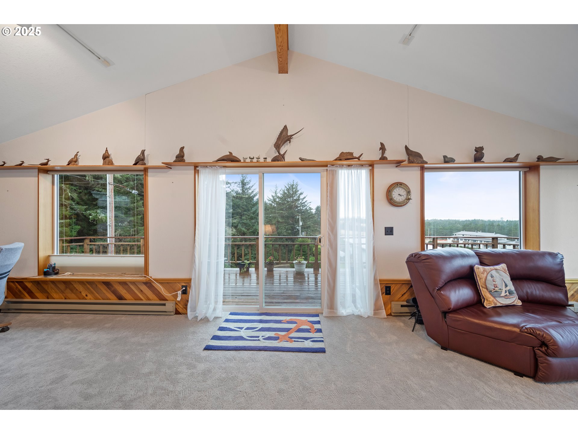 335 Sunset Drive Reedsport, OR 97467 - Photo 22 of 44 Family Room