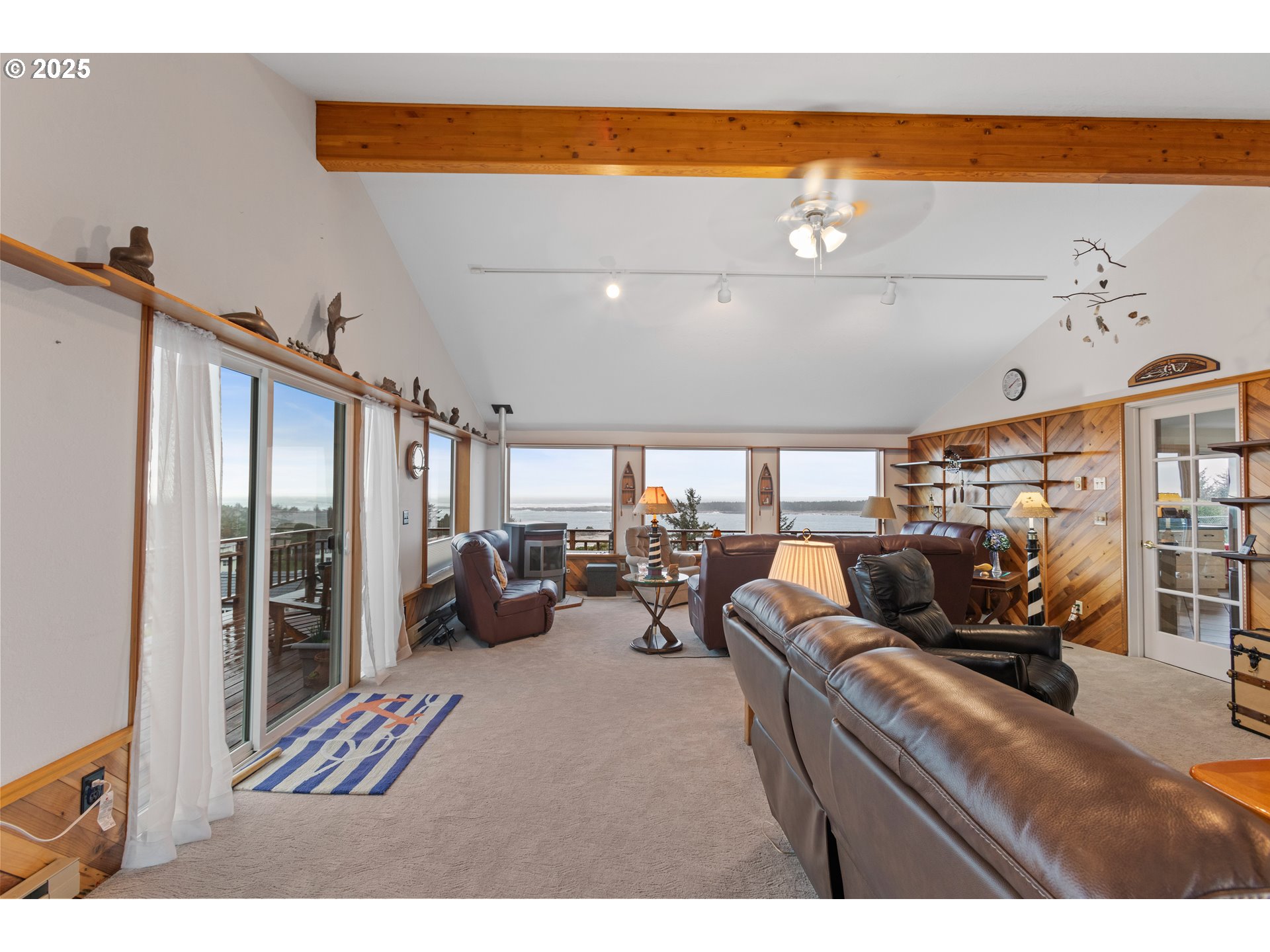 335 Sunset Drive Reedsport, OR 97467 - Photo 24 of 44 Family Room