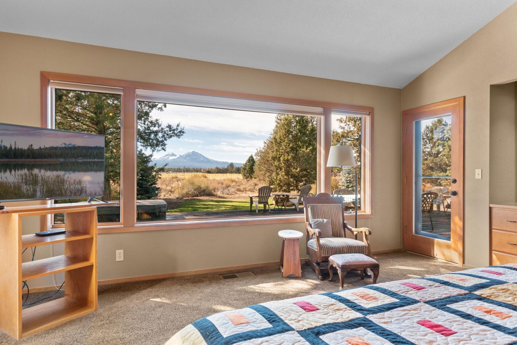 66825 Sisemore Road Bend, OR 97703 - Photo 19 of 42 Primary Bedroom