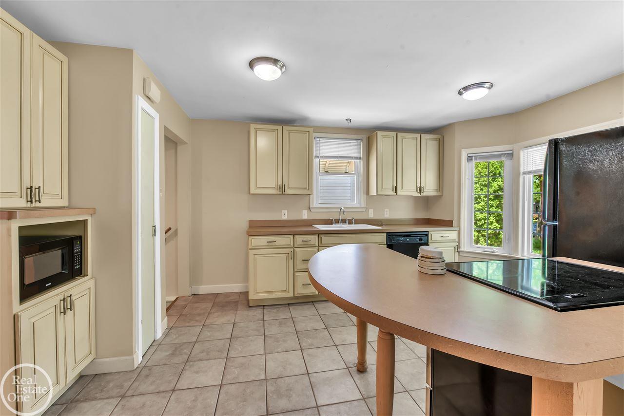 2051 Roslyn Road Grosse Pointe, MI 48236 - Photo 5 of 25 50078870-4.JPG