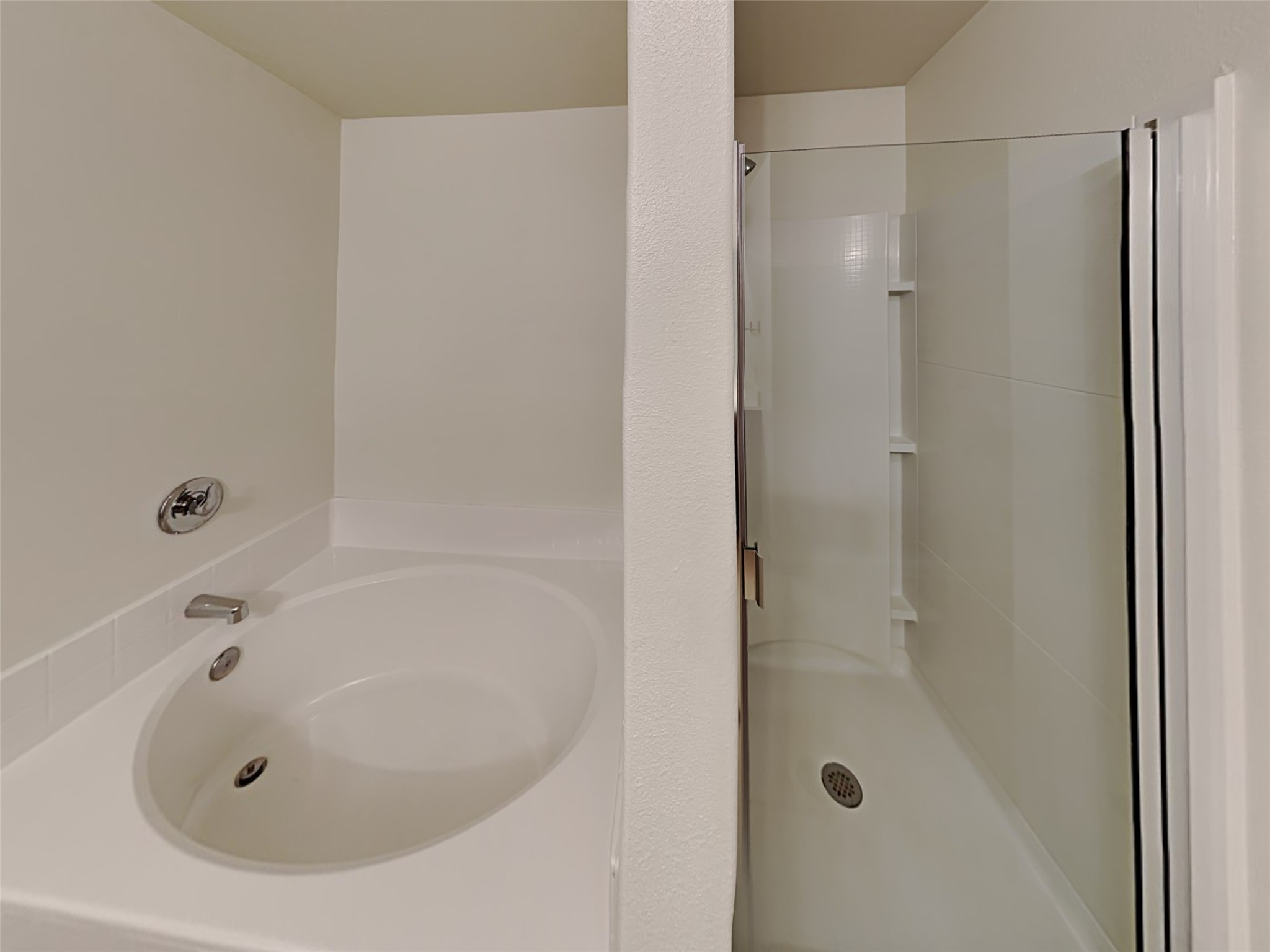 22718 Klingamans Way Hockley, TX 77447 - Photo 14 of 20 a bathroom with a tub