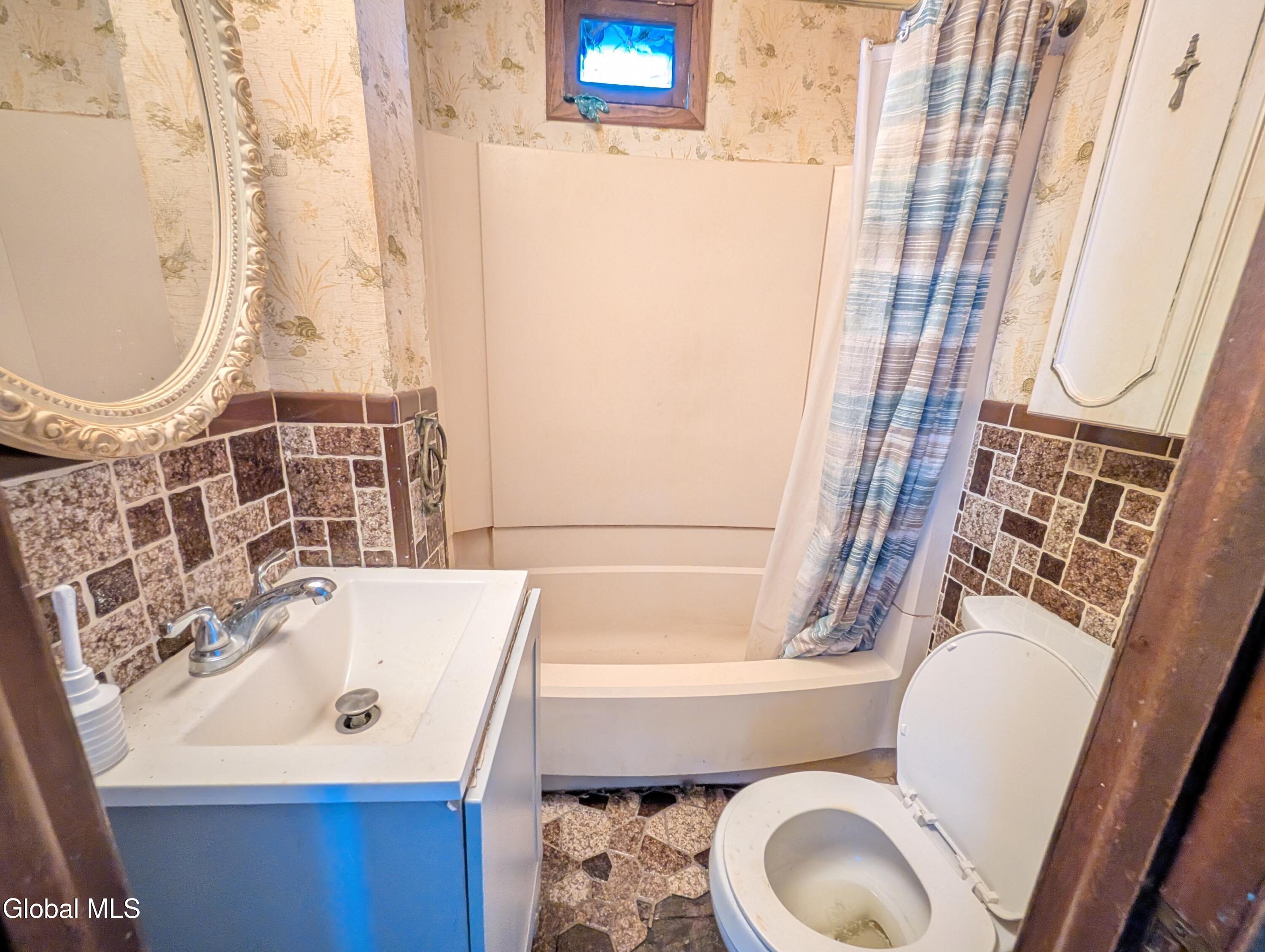 16 Paulding Street Schenectady, NY 12308 - Photo 11 of 40 PXL_20251108_203426573