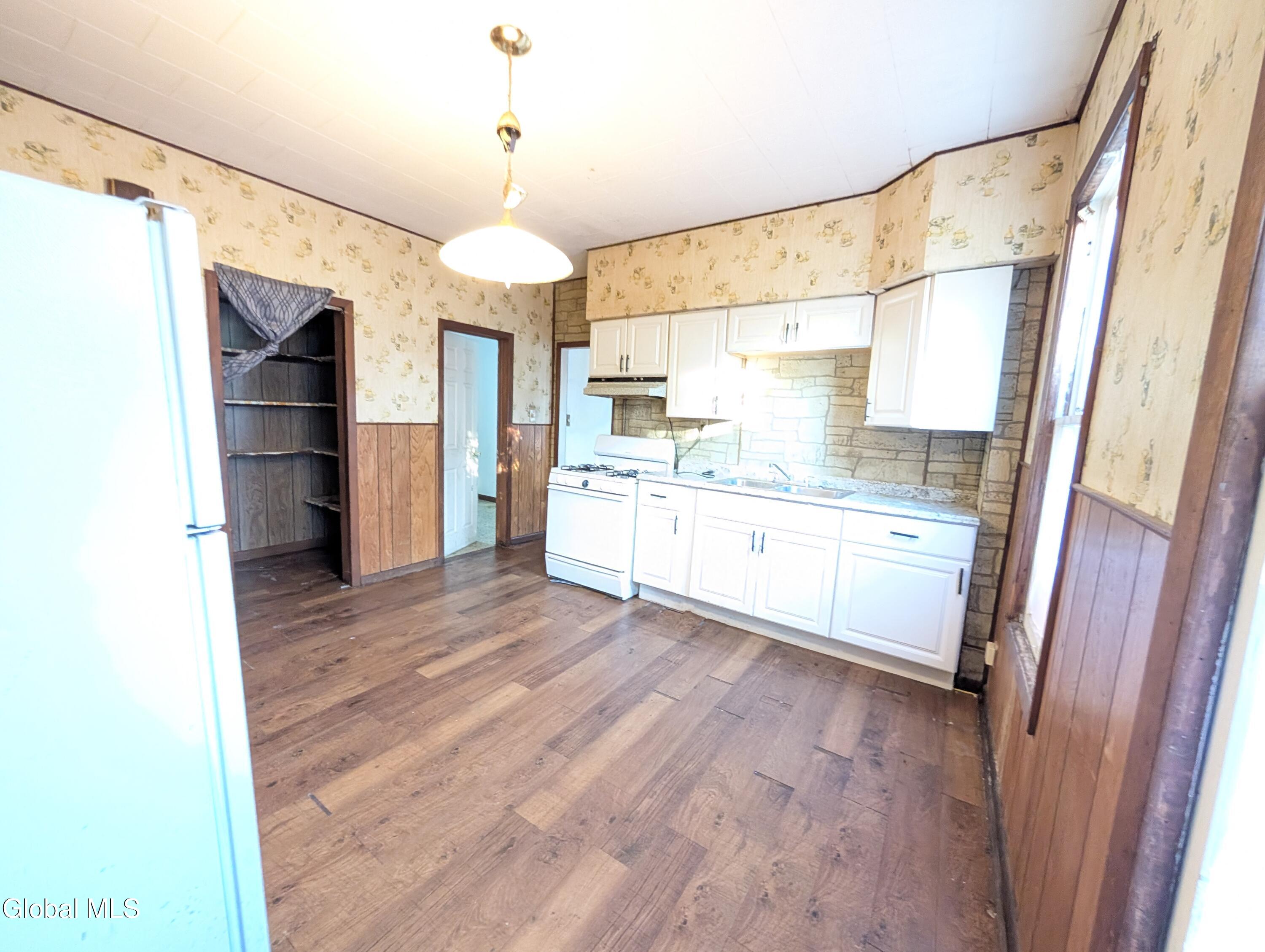 16 Paulding Street Schenectady, NY 12308 - Photo 10 of 40 PXL_20251108_202402006