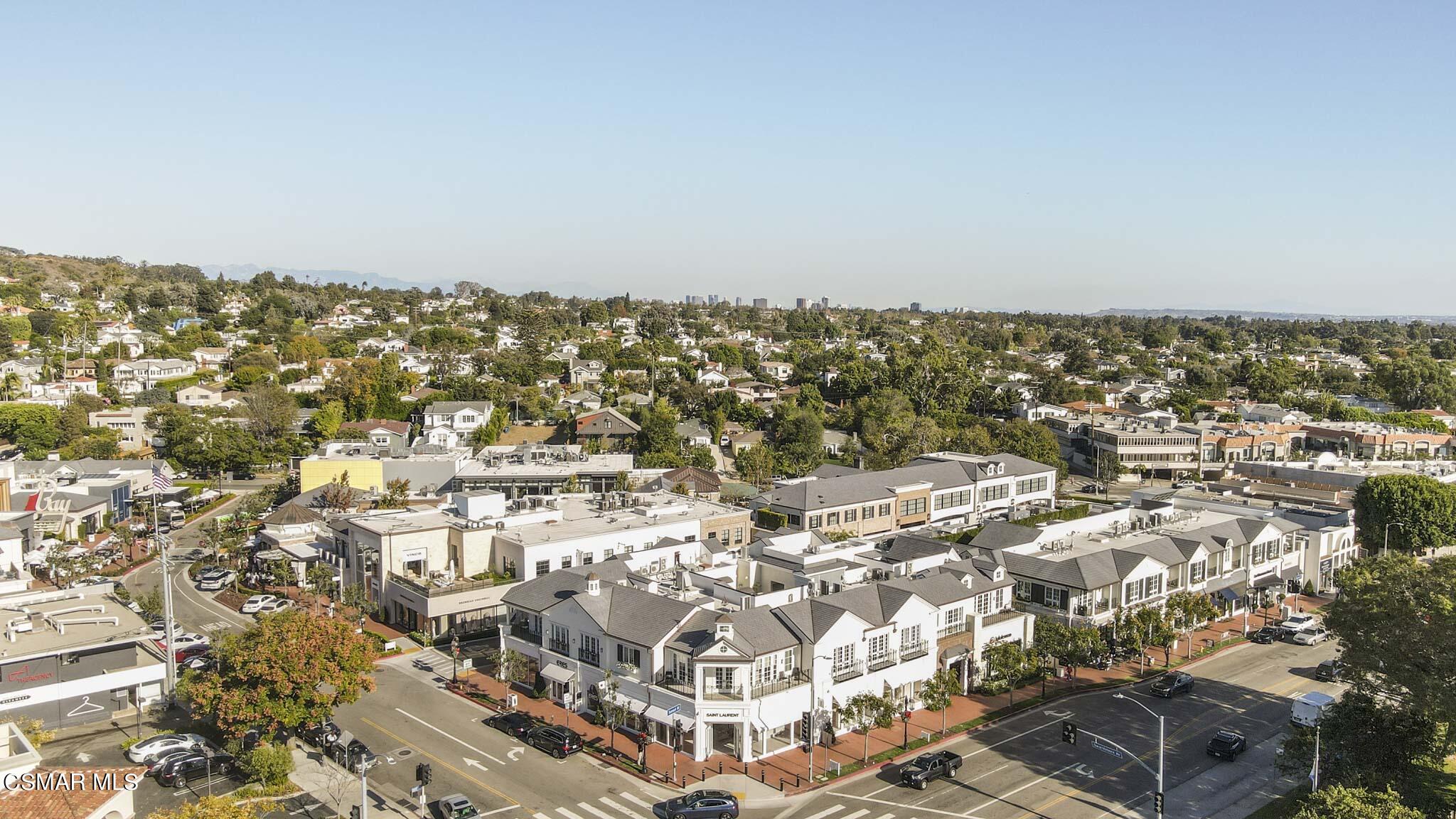 14401 Villa Woods Place Pacific Palisades, CA 90272 - Photo 45 of 46 an aerial view of multiple house