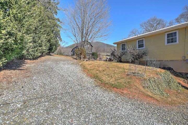204 George Bowers Road Elizabethton, TN 37643 - Photo 2 of 26
