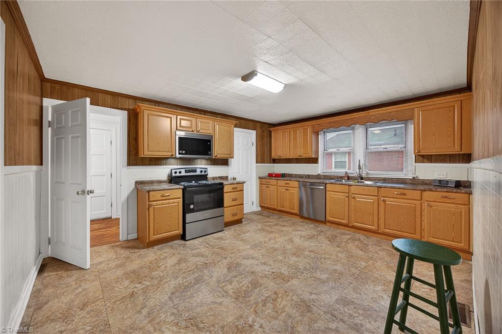 2820 Manchester Street Winston-Salem, NC 27105 - Photo 9 of 28