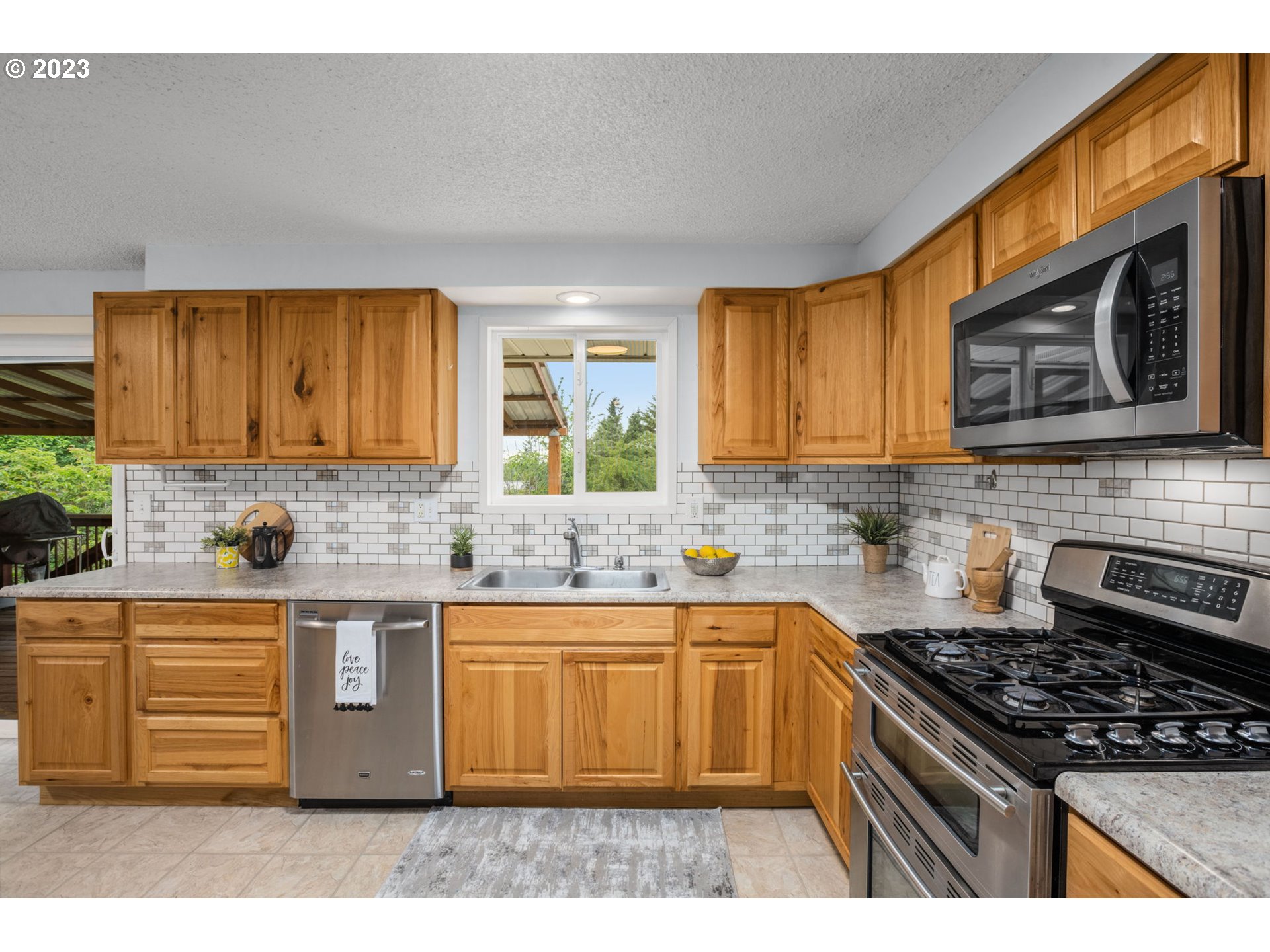 15443 South Henrici Road Oregon City, OR 97045 - Photo 3 of 38 Kitchen