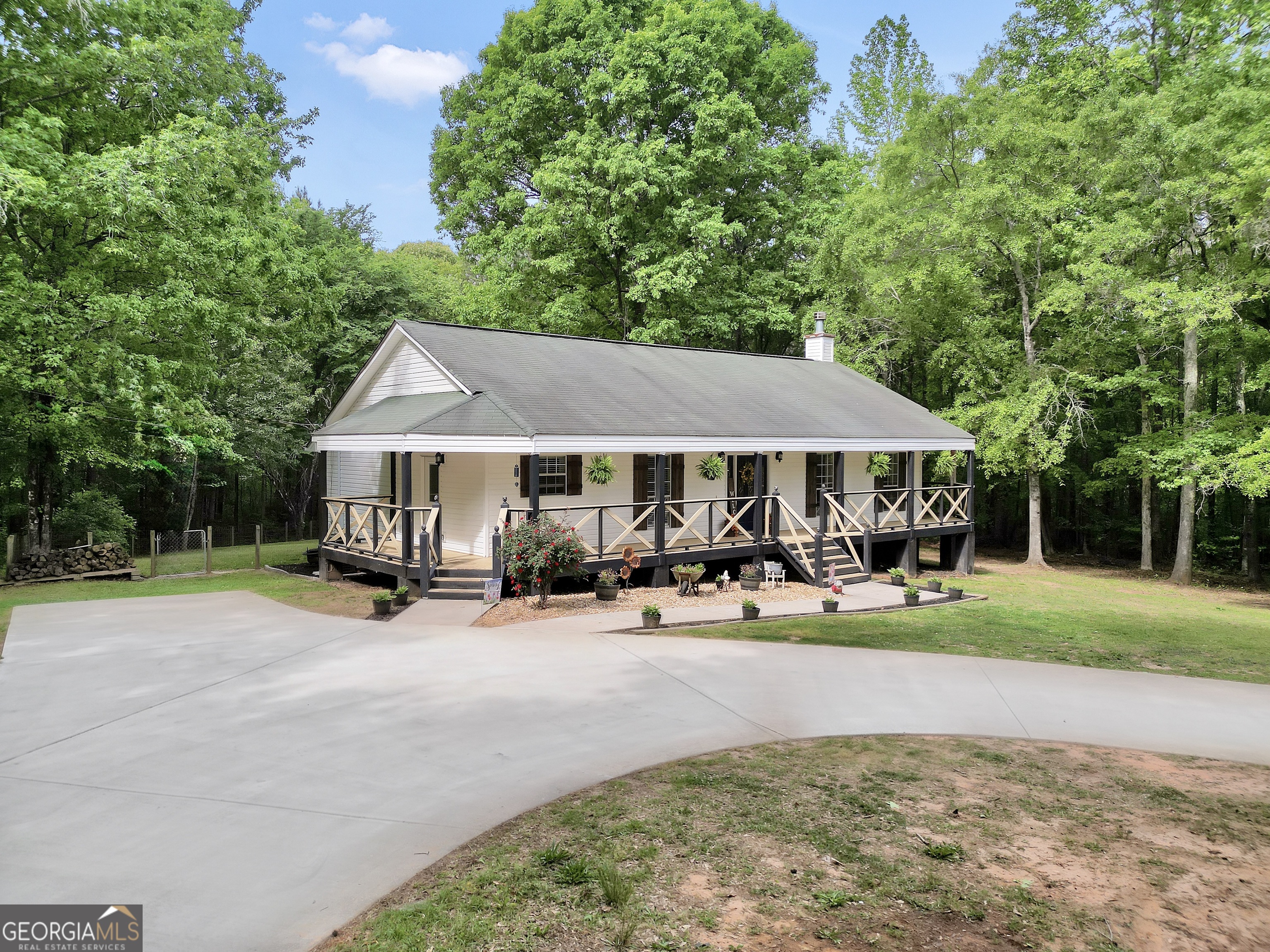 533 Chuli Road Griffin, GA 30223 - Photo 2 of 53 a view of a house with garden and sitting area