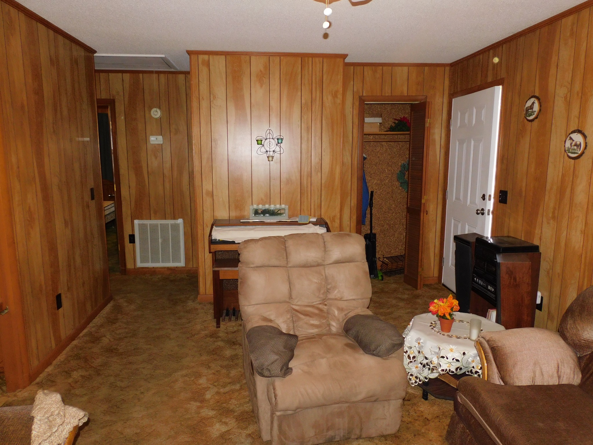 270 Wright Road Manchester, TN 37355 - Photo 4 of 20 a living room with furniture and a table
