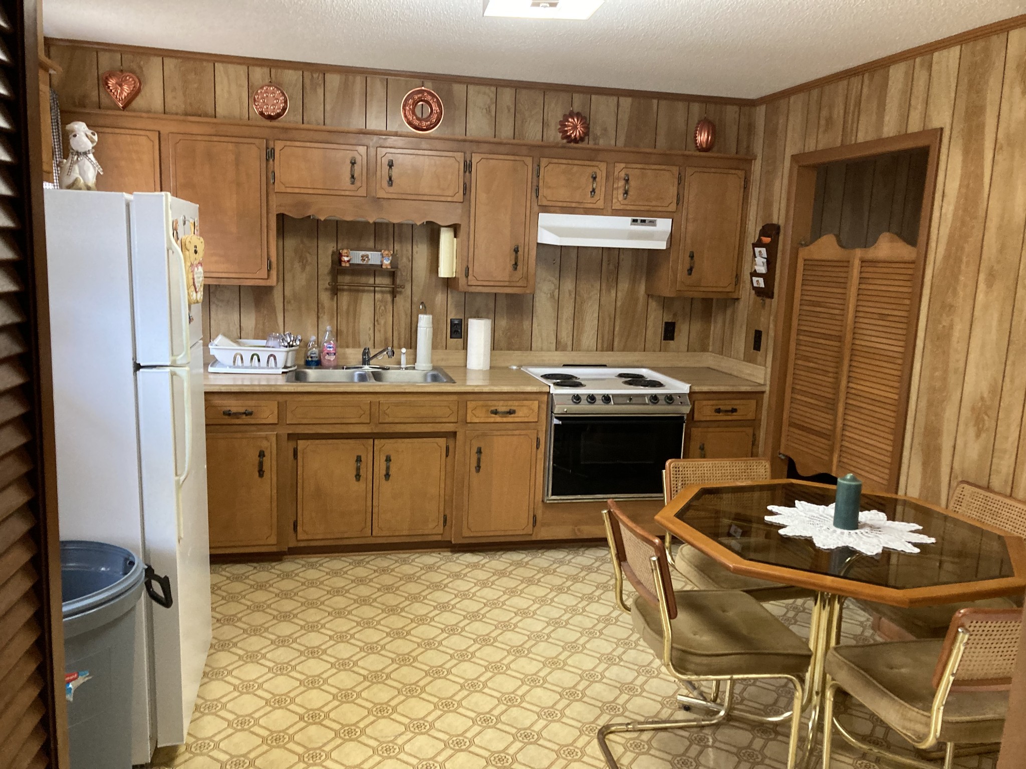270 Wright Road Manchester, TN 37355 - Photo 5 of 20 a kitchen with a stove a refrigerator and a stove top oven