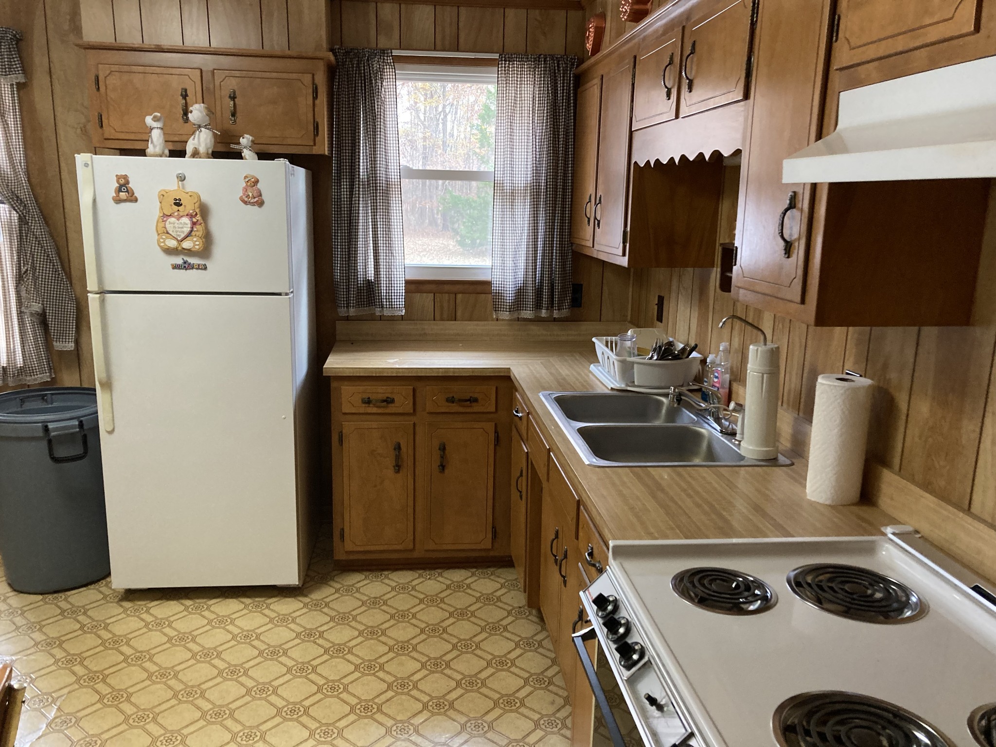 270 Wright Road Manchester, TN 37355 - Photo 6 of 20 a kitchen with a refrigerator a stove a sink and a microwave