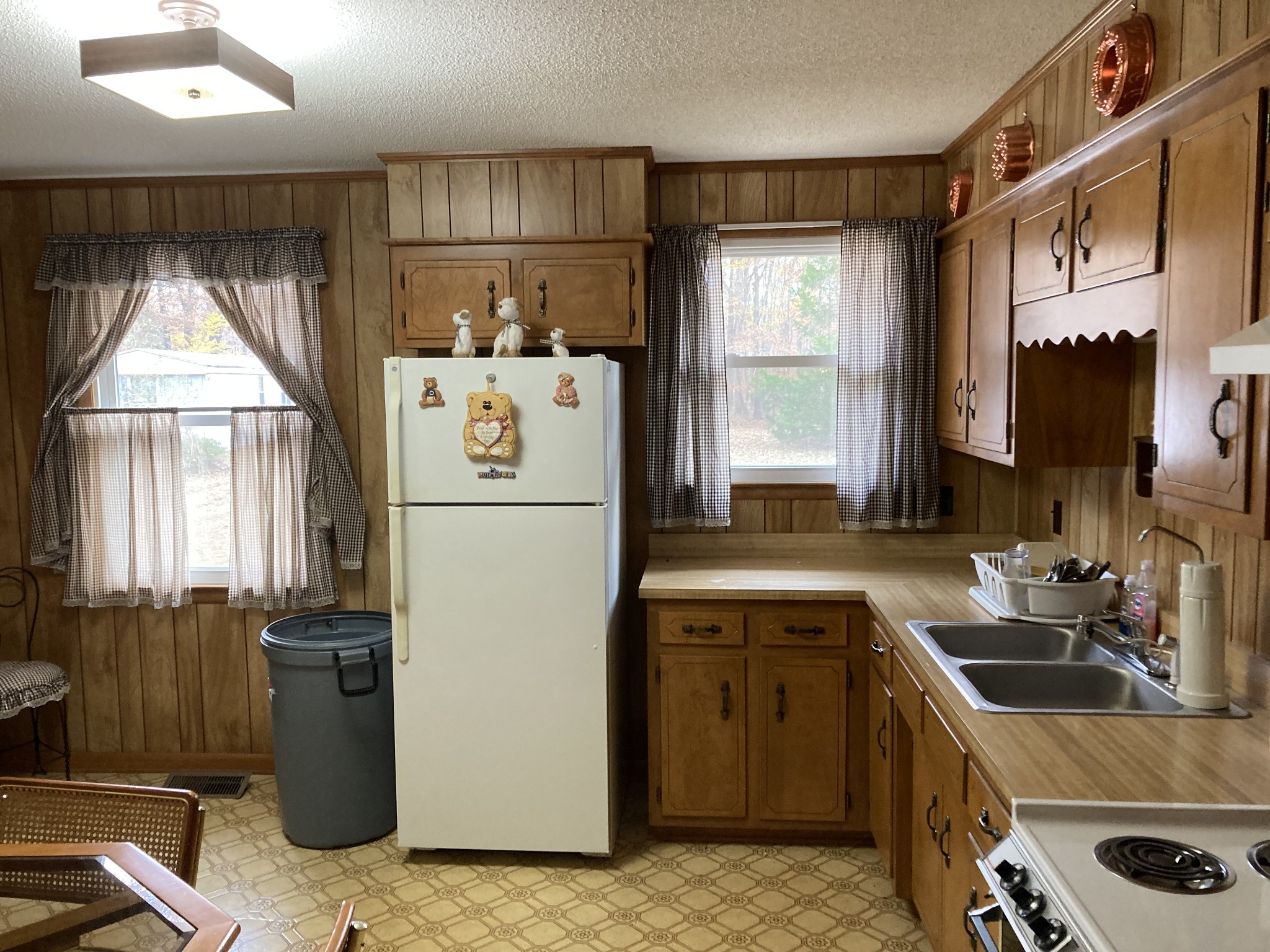 270 Wright Road Manchester, TN 37355 - Photo 7 of 20 a kitchen with a sink a refrigerator and a stove