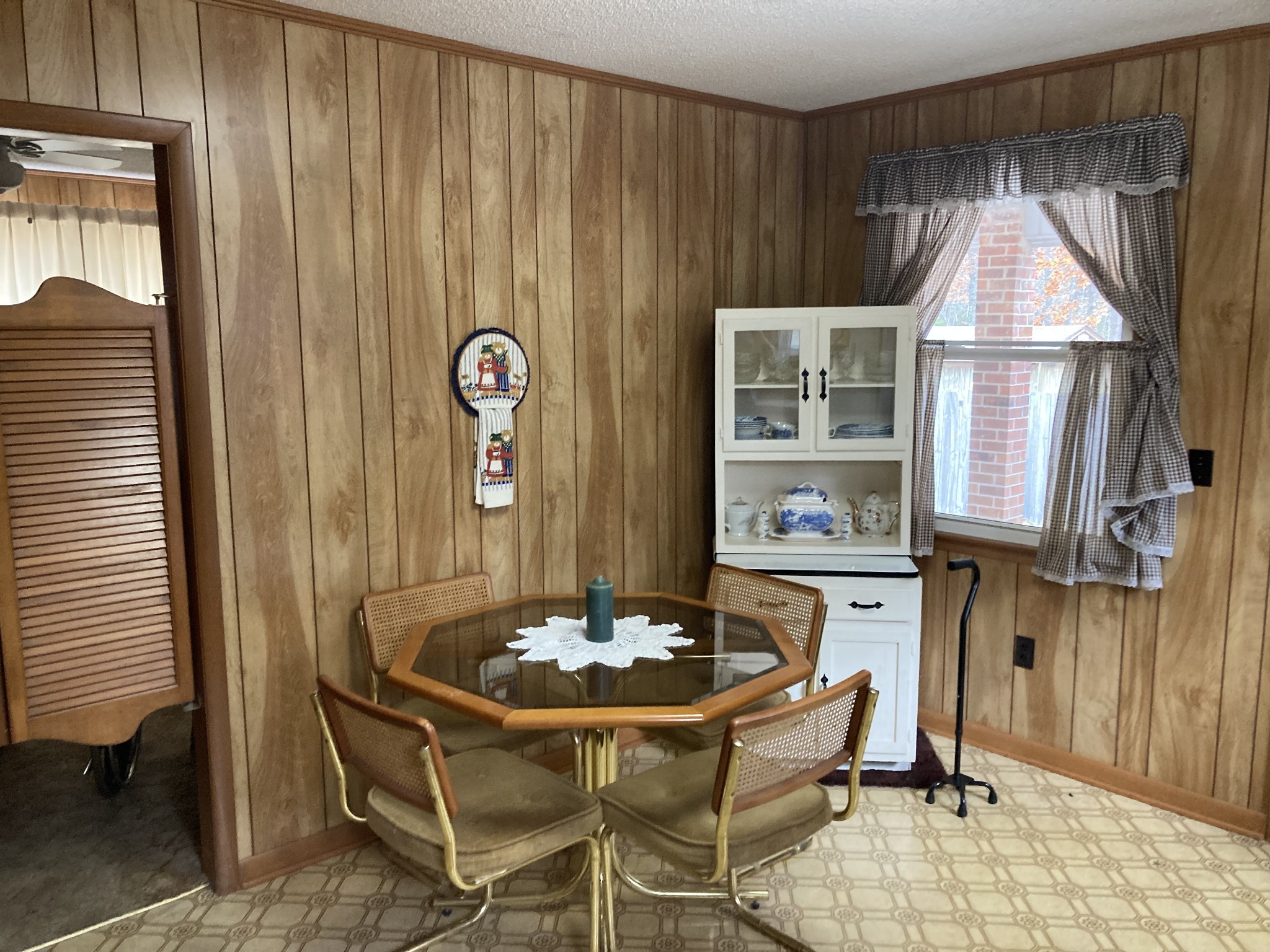 270 Wright Road Manchester, TN 37355 - Photo 8 of 20 a view of a livingroom with furniture and window
