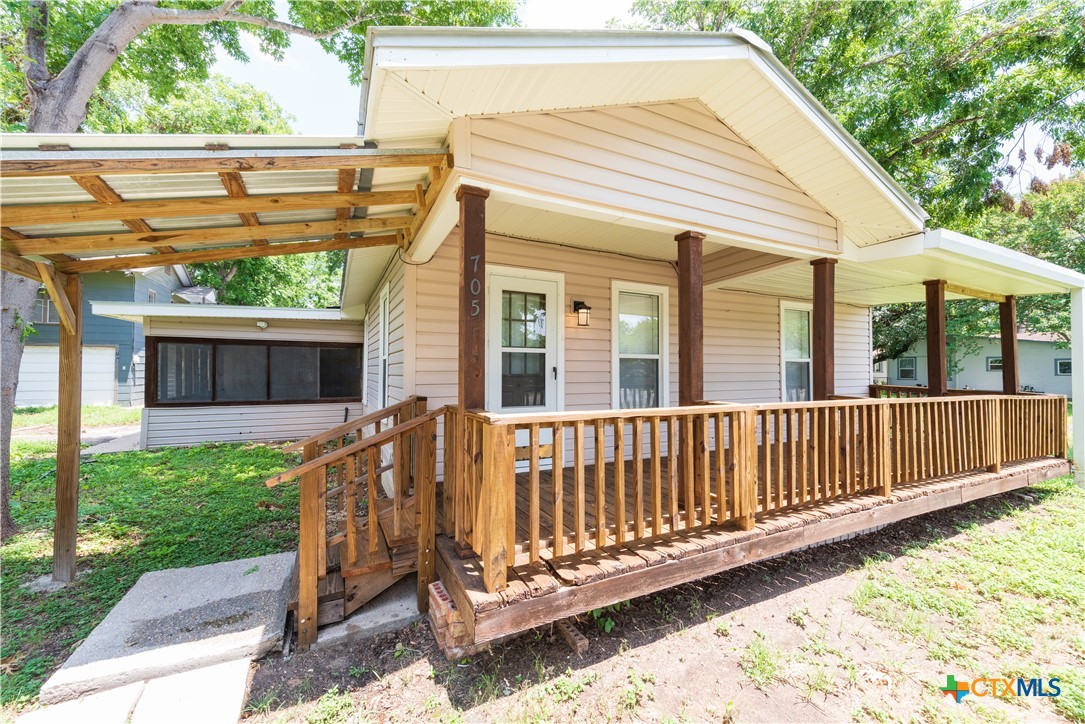705 South Laurel Avenue Luling, TX 78648 - Photo 1 of 31