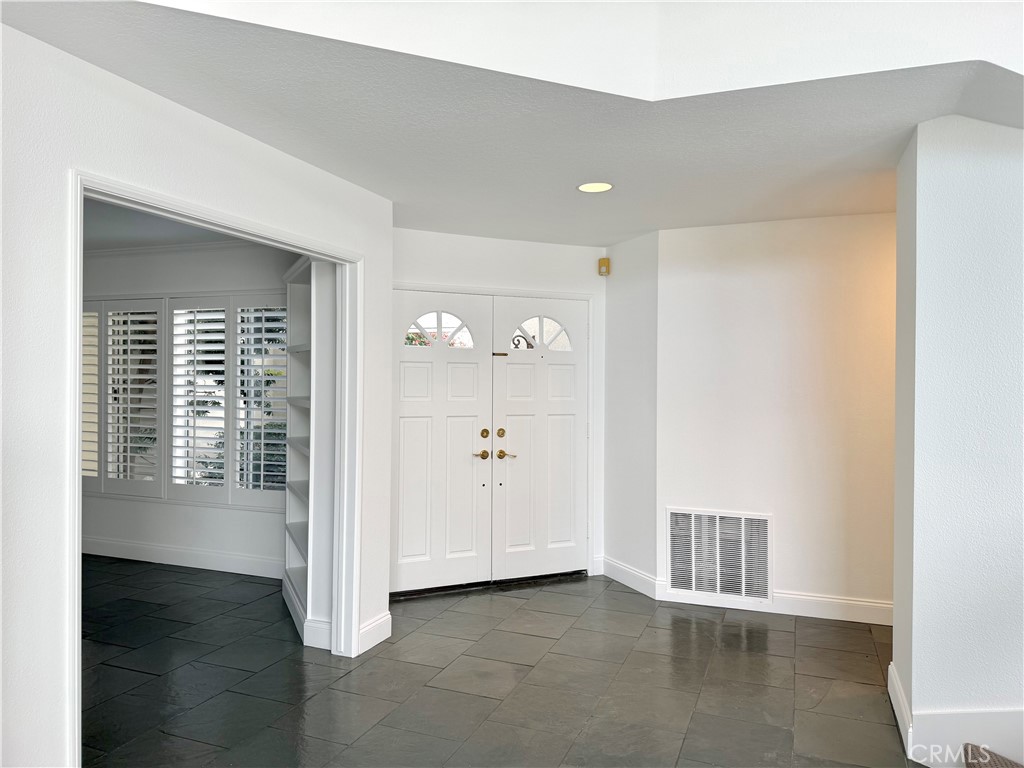 4 Del Rey, Unit 19 Irvine, CA 92612 - Photo 5 of 25 SPACIOUS ENTRANCE TO HOME