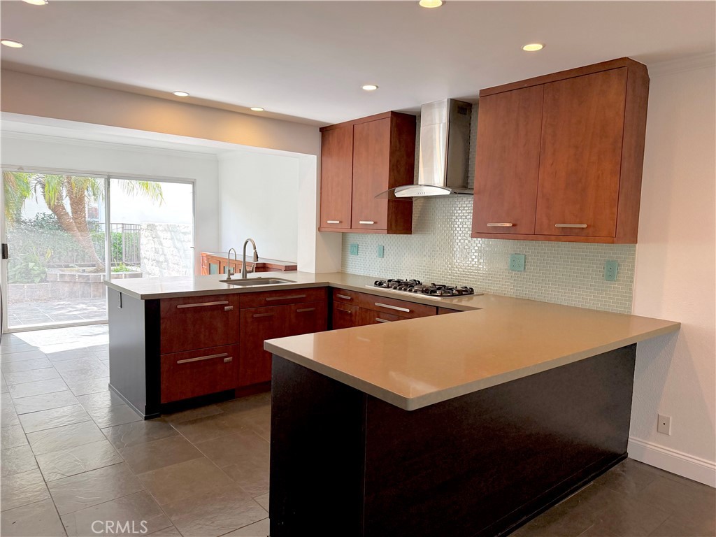 4 Del Rey, Unit 19 Irvine, CA 92612 - Photo 8 of 25 EXPANSIVE UPDATED KITCHEN!