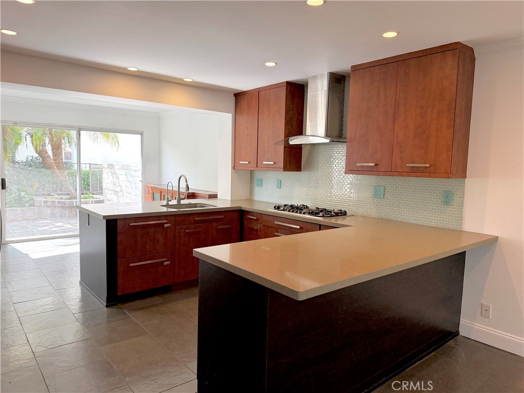 4 Del Rey, Unit 19 Irvine, CA 92612 - Photo 8 of 25 EXPANSIVE UPDATED KITCHEN!