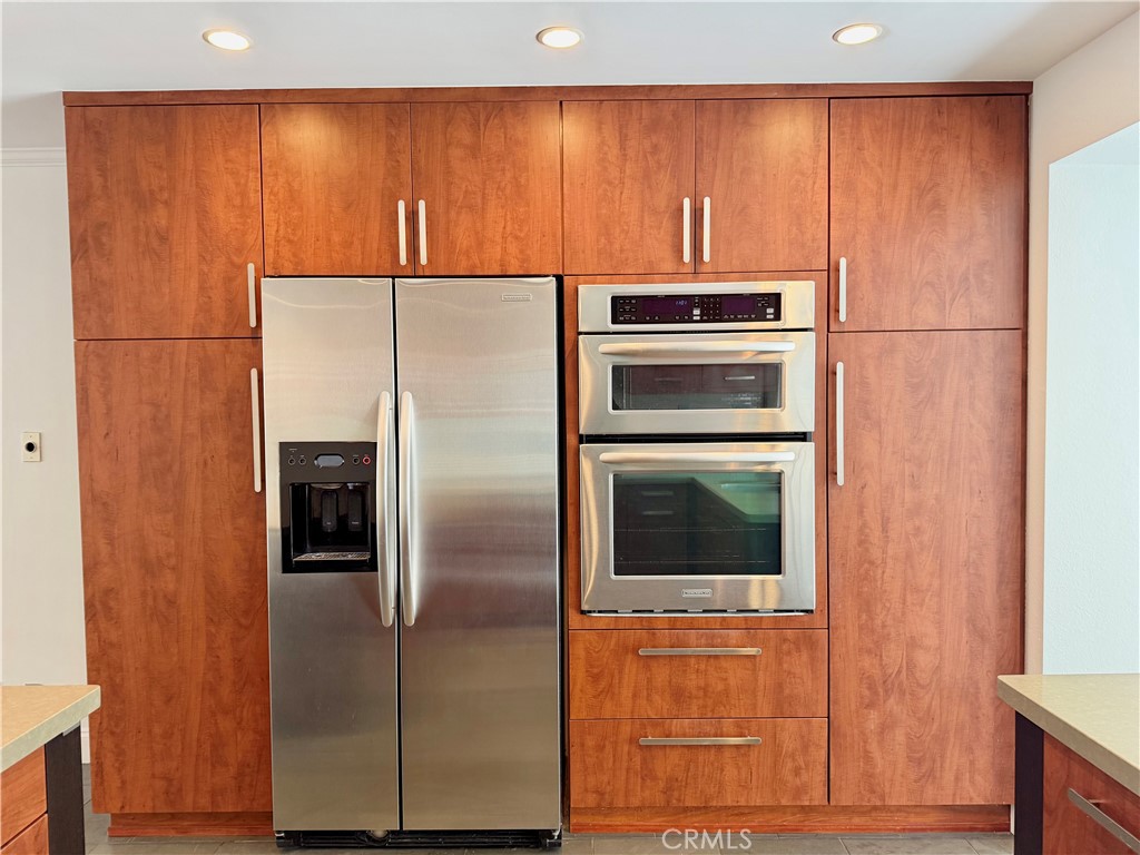 4 Del Rey, Unit 19 Irvine, CA 92612 - Photo 10 of 25 BEAUTIFUL CABINETRY GALORE AND STAINLESS APPLIANCES!