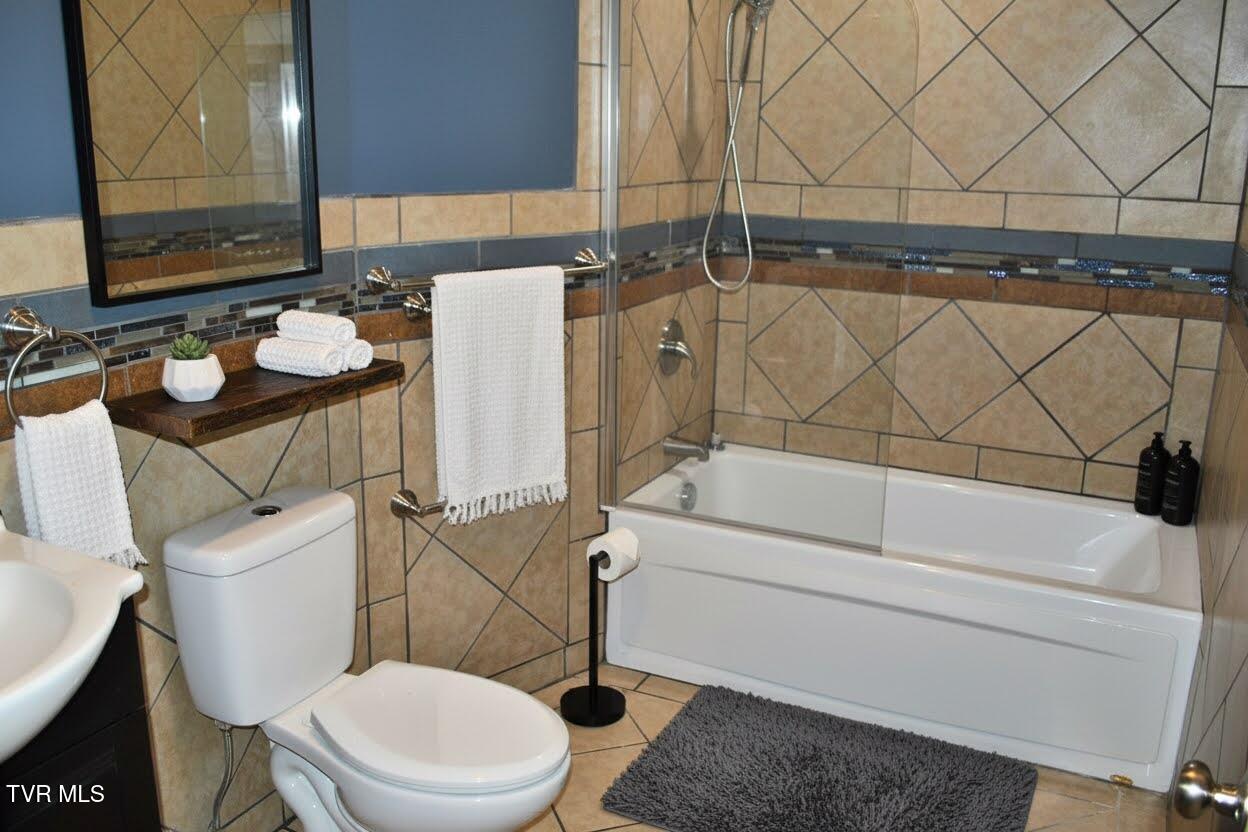 90 Fillers Mill Road Greeneville, TN 37743 - Photo 15 of 25 Staged Primary Bathroom