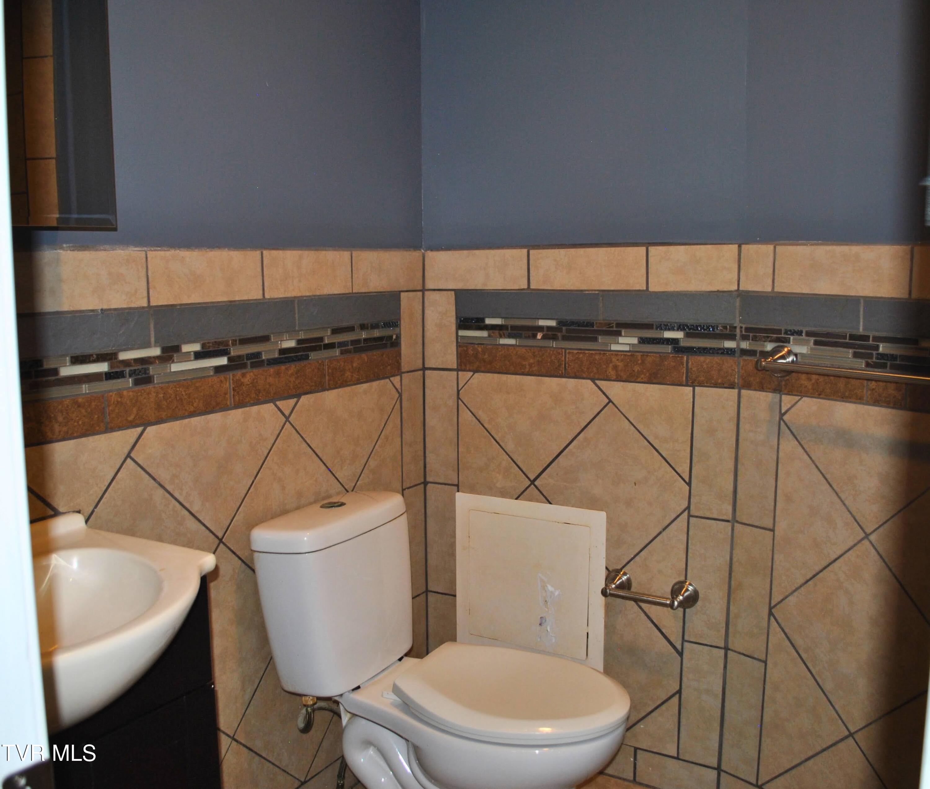90 Fillers Mill Road Greeneville, TN 37743 - Photo 9 of 25 Hall Bathroom (1)