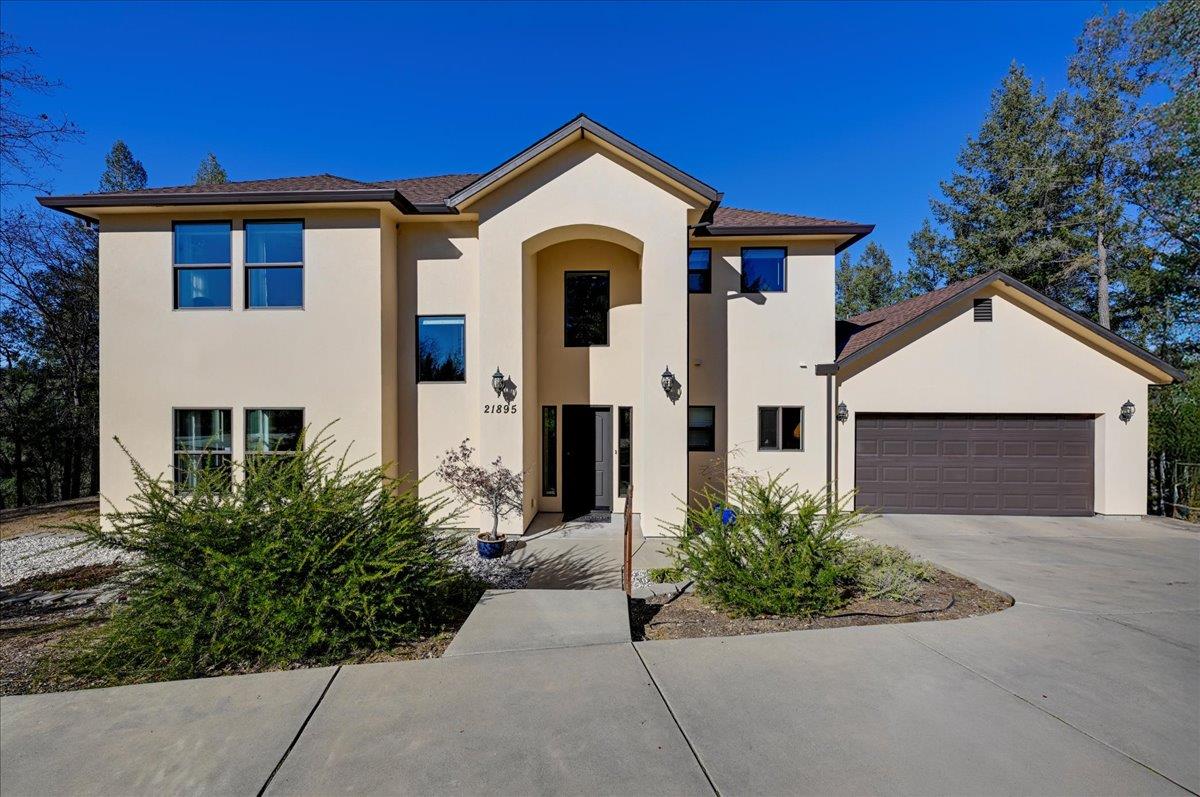 21895 One Fine Place Colfax, CA 95713 - Photo 4 of 82 a front view of a house with a yard