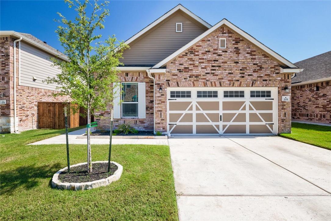 a view of a house with a backyard