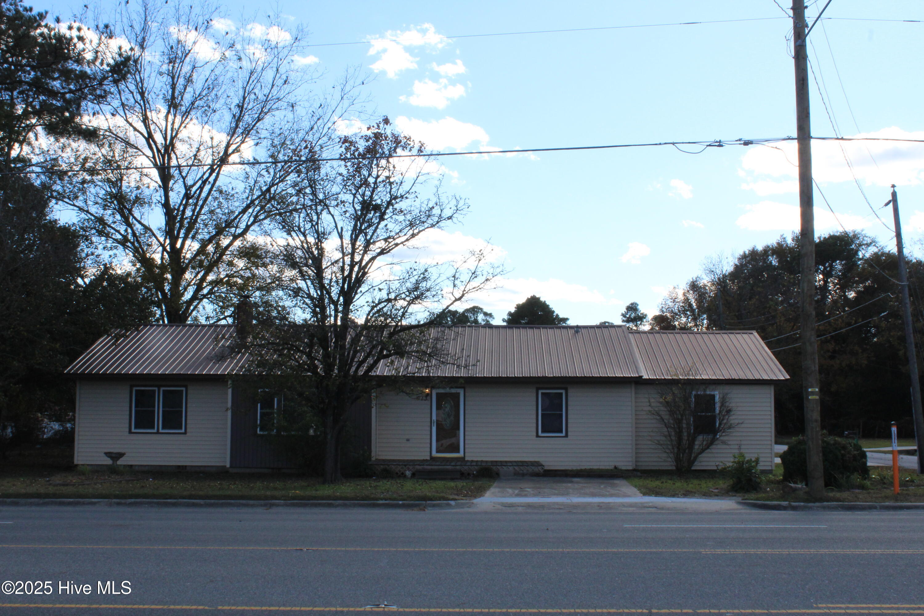 513 West Main Street Beulaville, NC 28518 - Photo 2 of 34 IMG_5224