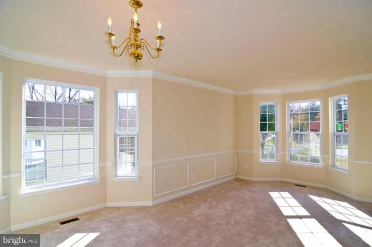9965 Guilford Road Jessup, MD 20794 - Photo 4 of 19 Living Room