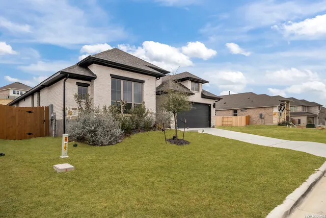 a view of a house with a backyard