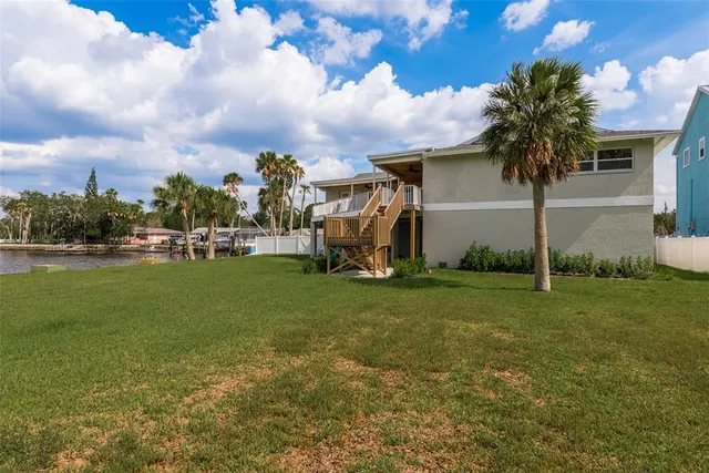 a view of a front of house with a yard