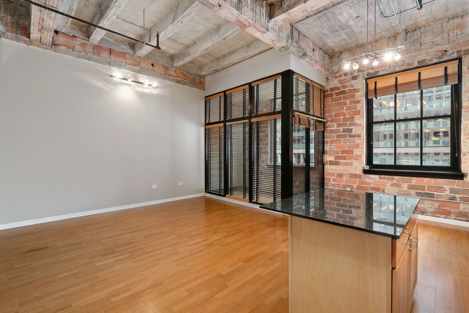 20 North State Street, Unit 611 Chicago, IL 60602 - Photo 4 of 17 a view of an entryway