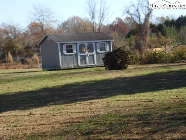 a view of a yard with mountain and trees around