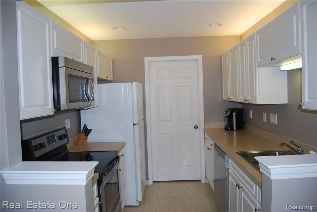 3540 Tremonte Circle, Unit 138 Rochester, MI 48306 - Photo 6 of 19 View into Kitchen