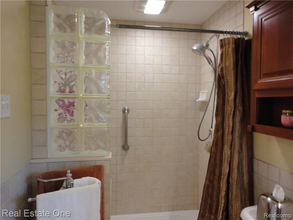 32305 Baintree Road Farmington Hills, MI 48334 - Photo 28 of 53